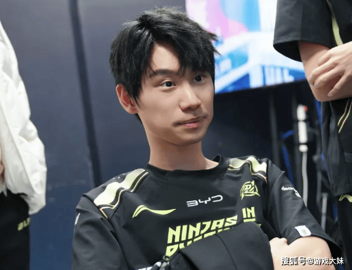 Doinb带3位LOL选手打dota2,被对方虐泉,还被嘲讽是人机